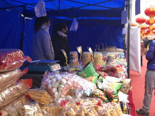 路边吃瓜看戏情况,一幕幕路边吃瓜看戏的众生相