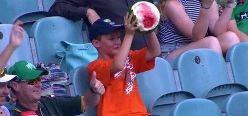 女 裸绞直接吃瓜,吃瓜群众直呼过瘾！