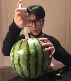 吃瓜浴帽,一场网络热词背后的文化现象