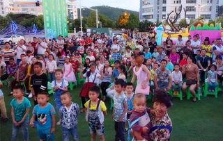 吃瓜群众排好队形,一场全民围观的热闹盛宴