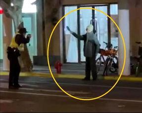 警察拿枪吃瓜,一场意外引发的思考