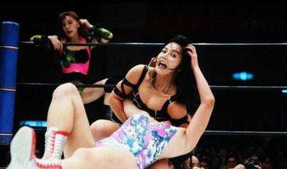 美女摔角边吃瓜,现场笑料百出